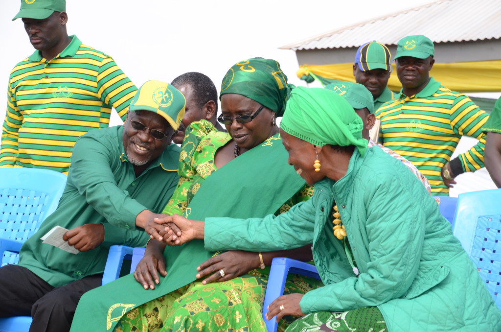 Prof Anna Tibaijuka akisalimiana na Dr. John Magufuli katika mkutano wa kampeni jimbo la Muleba Kusini