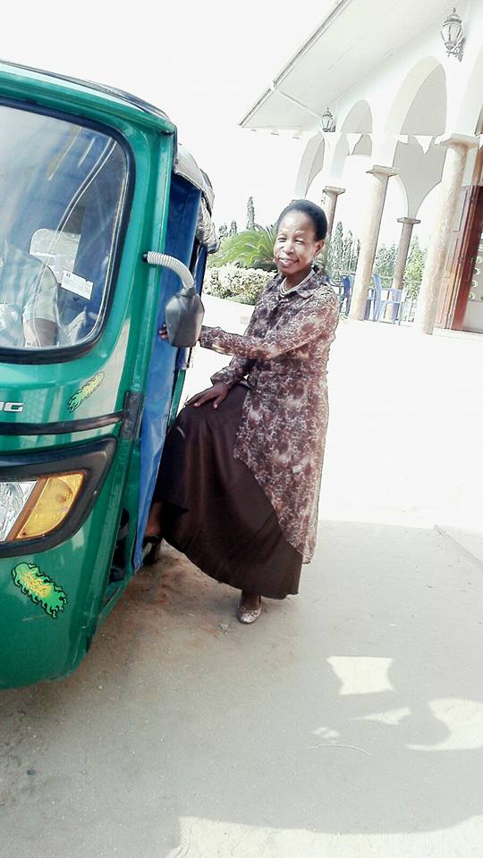 Prof Anna Tibaijuka akipanda bajaji mara baada ya misa ya jumapili ya 3-1-2015 kumalizika