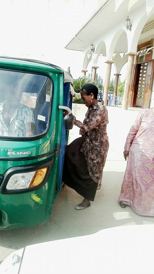 Prof Anna Tibaijuka akipanda bajaji mara baada ya misa ya jumapili ya 3-1-2015 kumalizika2